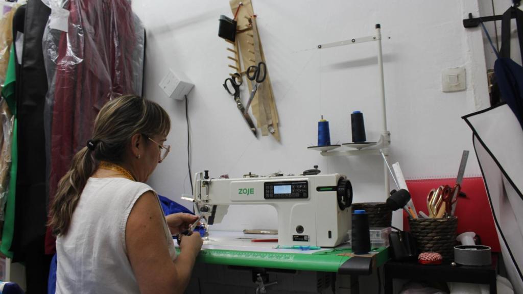 Rosario cosiendo una prenda en la tienda Laqocha.