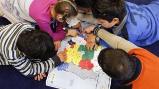 Ayuso permitirá que los alumnos puedan hacer extraescolares en centros en los que no estudien