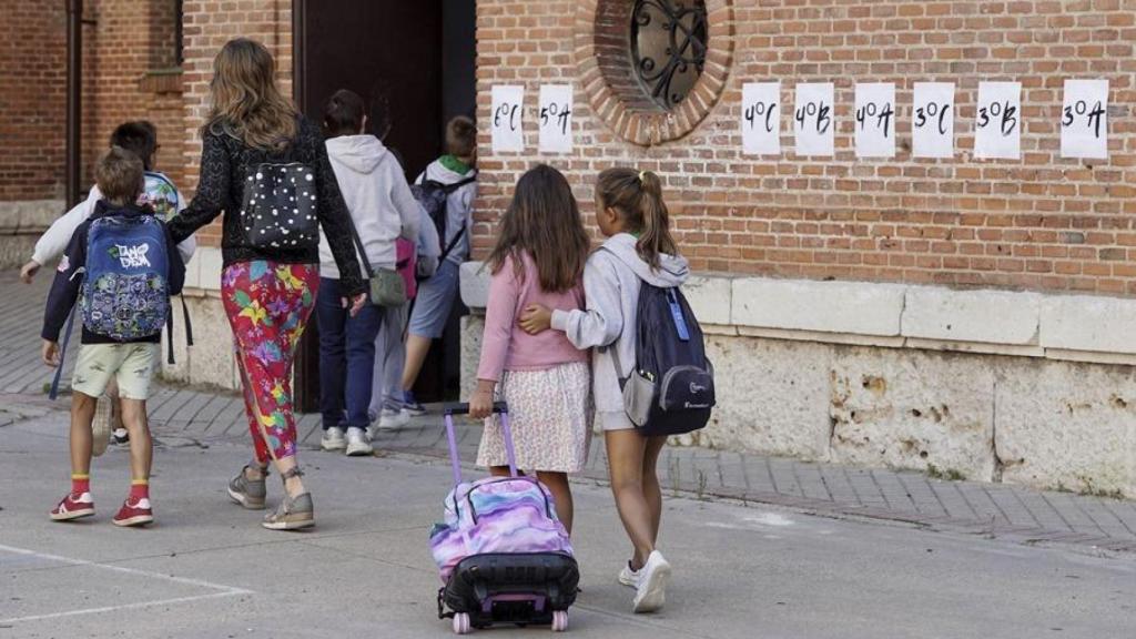 Niños entrando a un colegio.