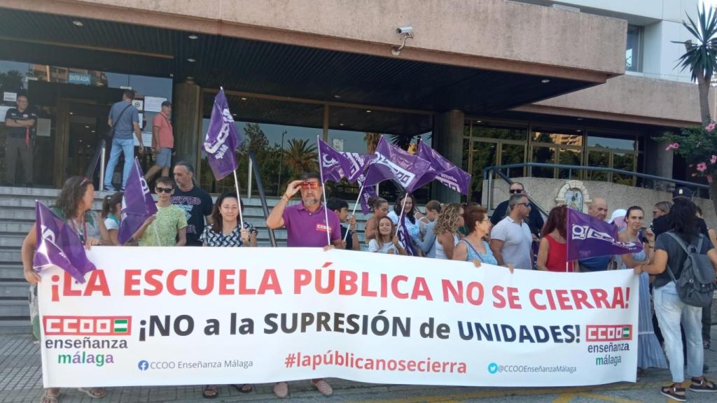 Movilización de las familias frente a la delegación de Educación.