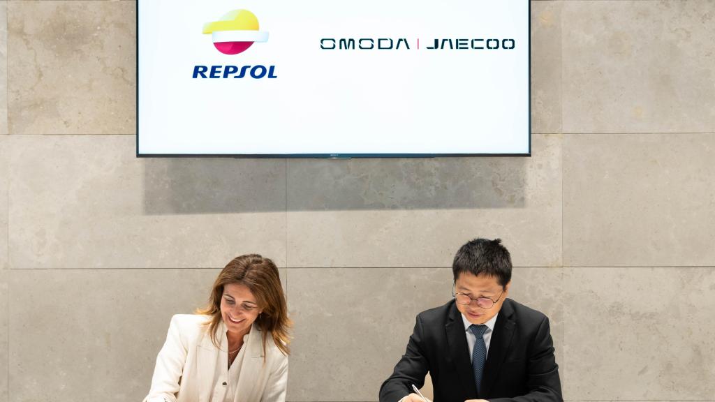 Foto del acuerdo con la firma entre Repsol y Omoda y Jaecoo.