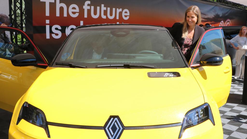 La secretaria de Estado de Energía, Sara Aagesen, se sube a un Renault 5 eléctrico.