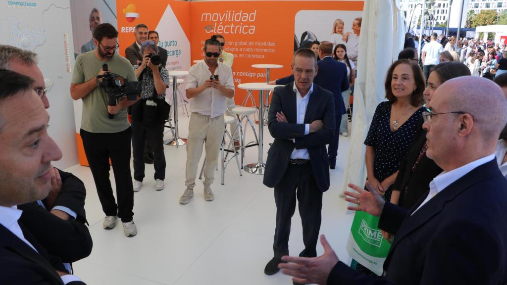 Aagesen y Arturo Pérez de Lucia (AEDIVE) en el stand de Repsol con Oliver Fernández y Carlos Bermúdez.