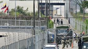 Miembros de la Policía Nacional y del Ejército en una cárcel de Guayaquil.