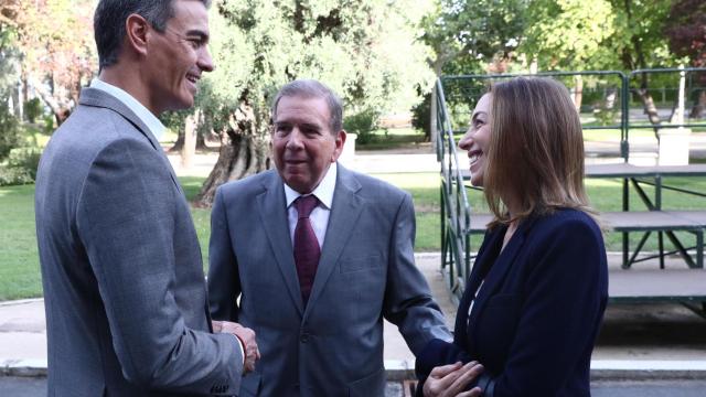 Edmundo González y Pedro Sánchez, reunidos ayer en la Moncloa.