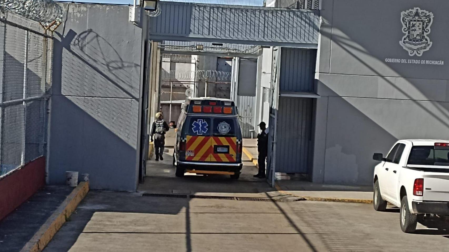 Una ambulancia accede al centro Penitenciario de Alta Seguridad donde se ha producido la pelea.