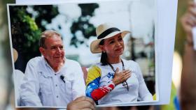 Una manifestante sostiene la foto de unidad de María Corina Machado y Edmundo González en Caracas.