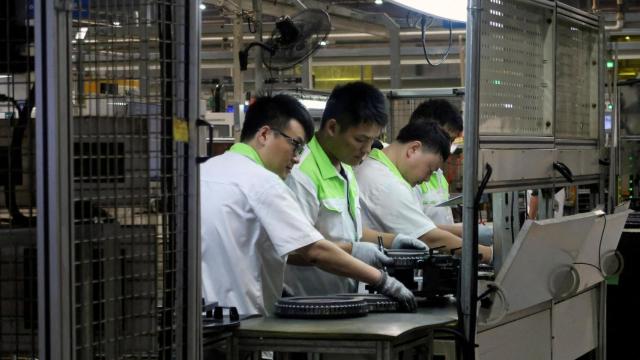 Trabajadores chinos en una empresa de inspección de volantes para coches.