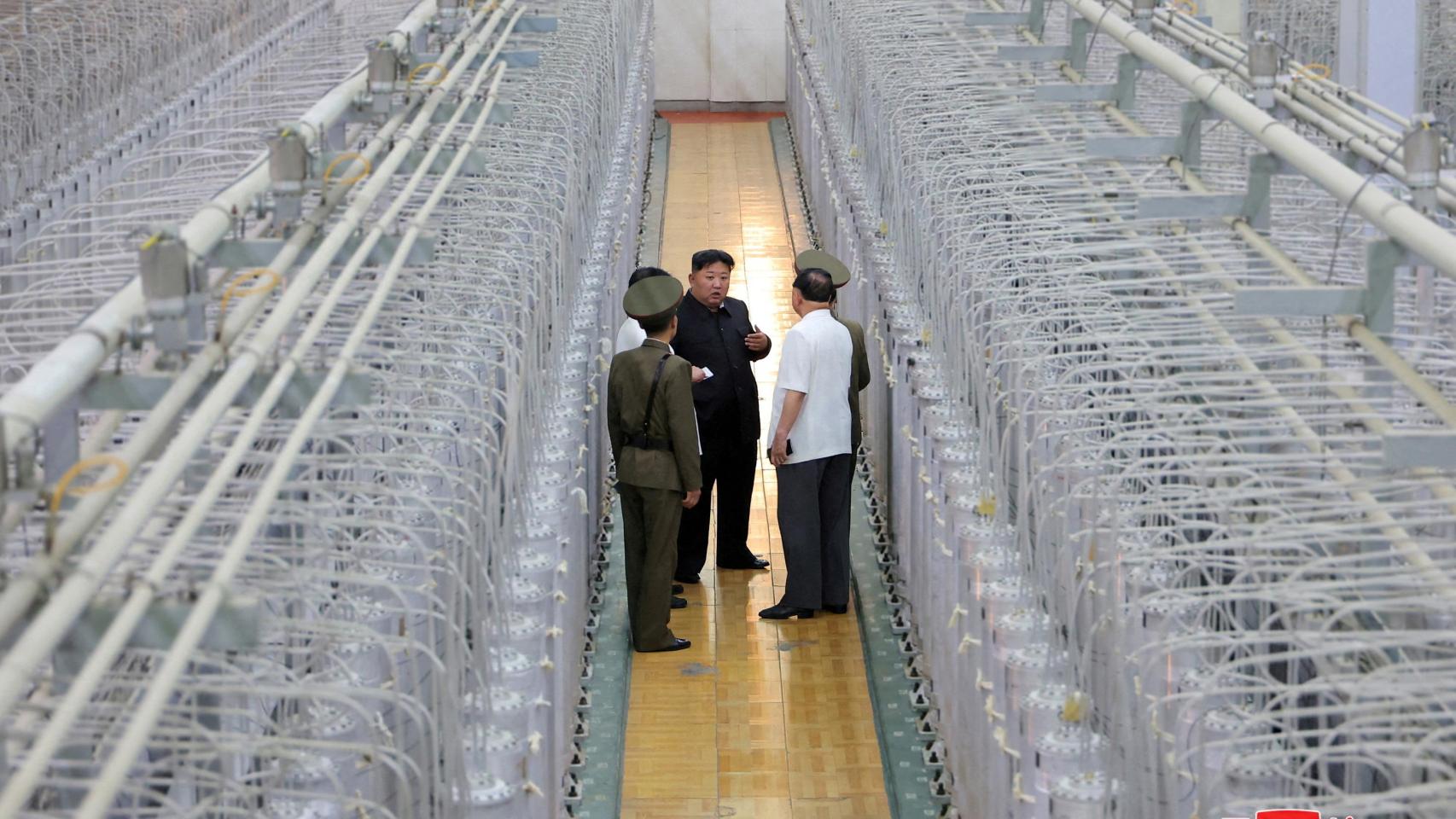 Kim Jong-un, en la primera fotografía de la planta de centrifugado de uranio.