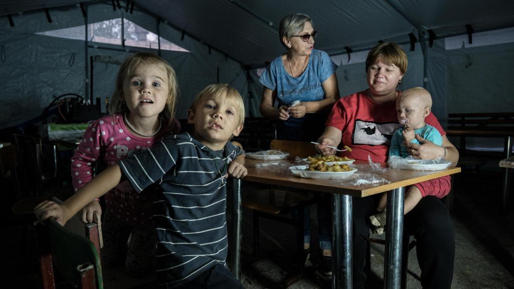 Una familia de evacuados, en un viejo teatro de Pavlogrado.