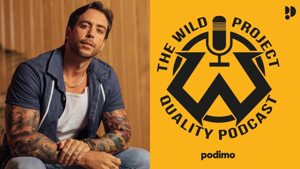 Jordi Wild junto con el logo de su pódcast The Wild Project.