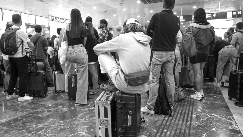 Pasajeros afectados por el descarrilamiento de un tren en Sants (Barcelona).