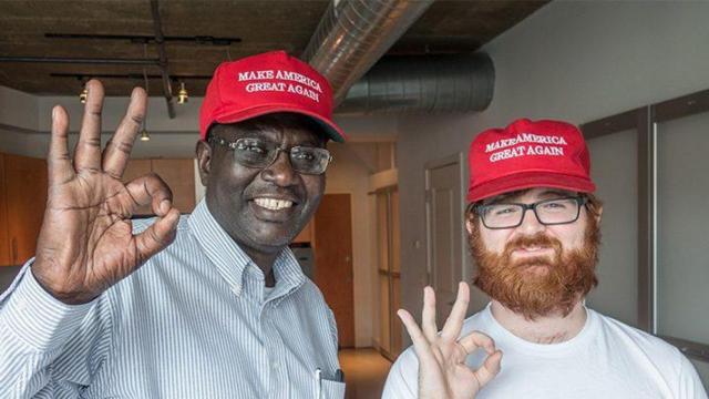 Malik Obama, en una reciente aparición con seguidores de Trump y su característica gorra 'MAGA'.