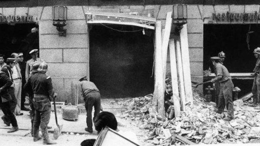 La entrada de la cafetería Rolando en la calle Correo tras el atentado, en 1974.