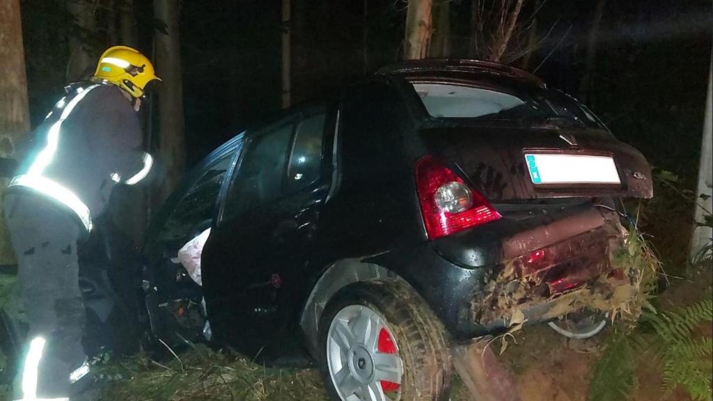 Un momento del rescate de los heridos en el accidente de coche en Cambre.