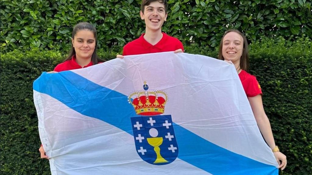 María Bazar, Ezequiel Soto y Laura Pereira con la bandera gallega en Lyon.