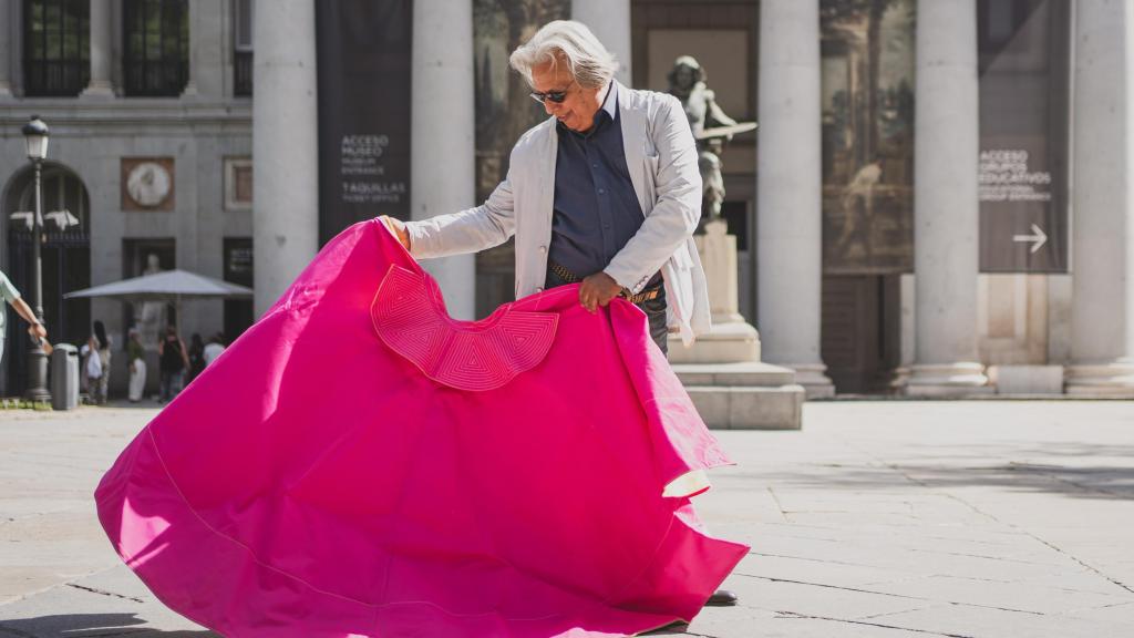 El exdiplomático y abogado, dando unos pases frente al Museo del Prado.