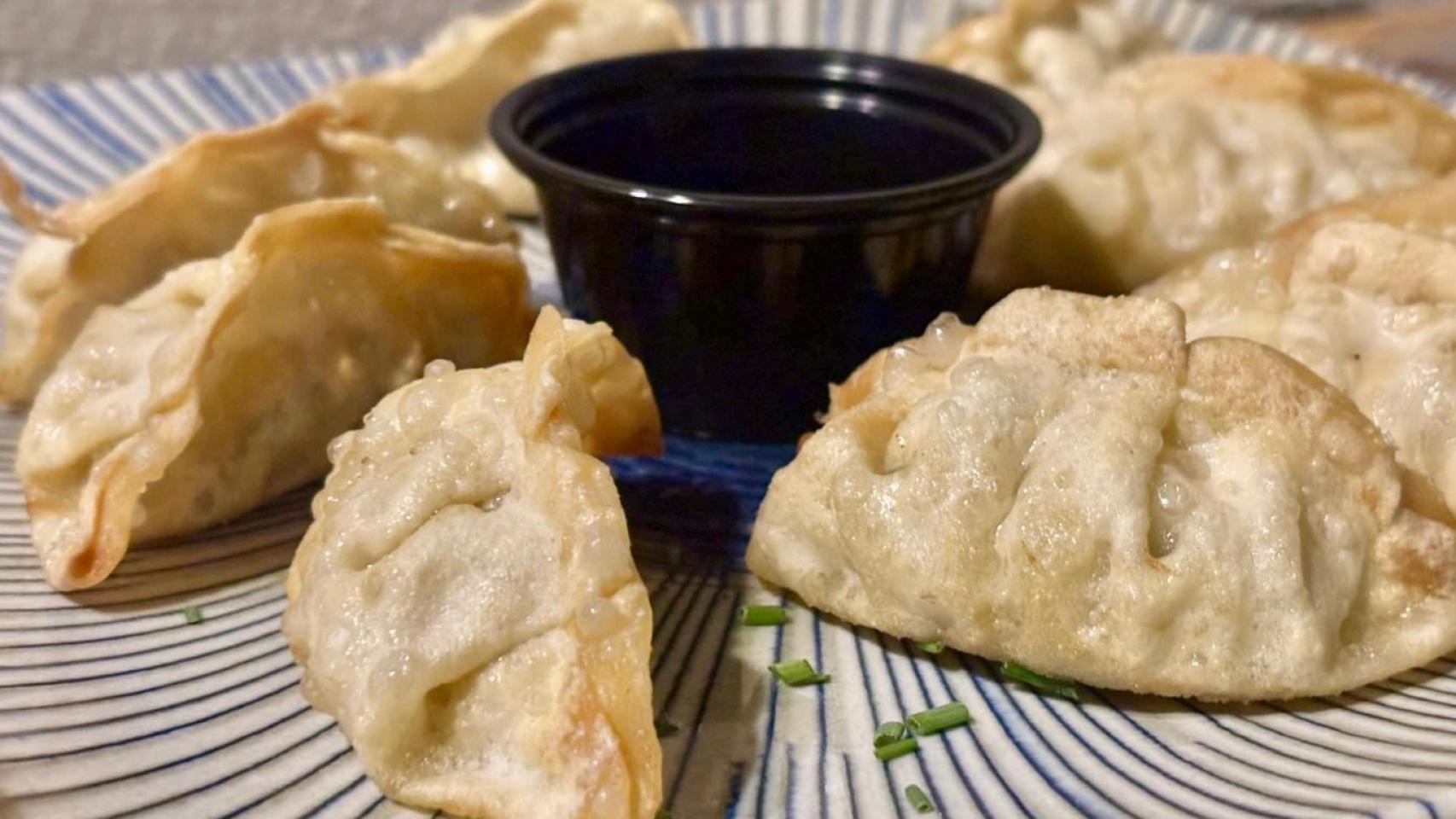 Así se presentan las gyozas de este bar de Triana.