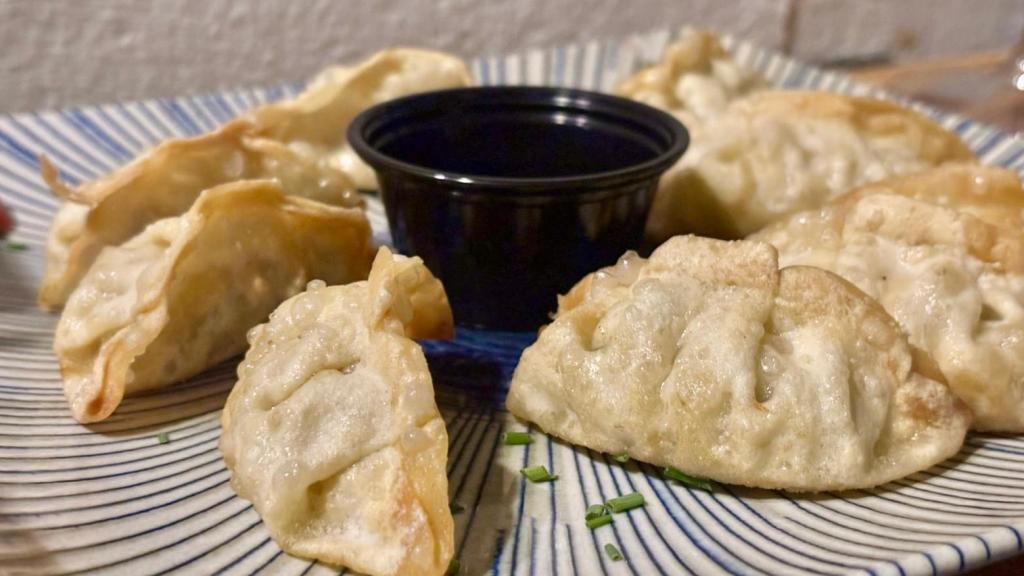 Así se presentan las gyozas de este bar de Triana.