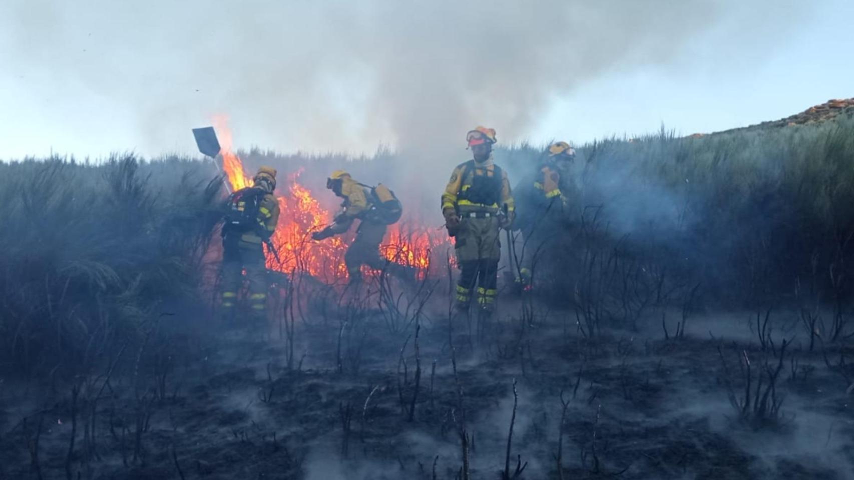 Bomberos trabajando en la extinción del fuego en el Parque Natural Baixa Limia-Serra do Xurés.