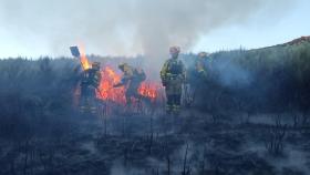 Bomberos trabajando en la extinción del fuego en el Parque Natural Baixa Limia-Serra do Xurés.