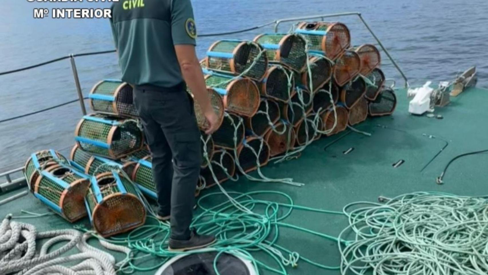 La Guardia Civil se incauta de 49 nasas de marisco sin identificación en la ría de Pontevedra, a media milla de Aguete, en Marín