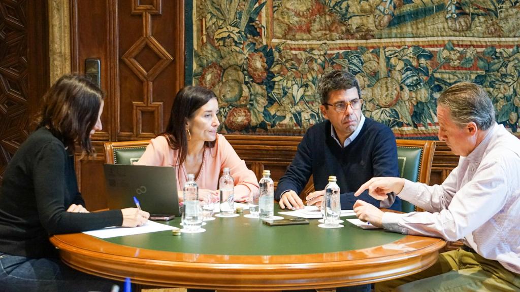 El presidente Carlos Mazón y la consellera Ruth Merino en una reunión en el Palau de la Generalitat. EE