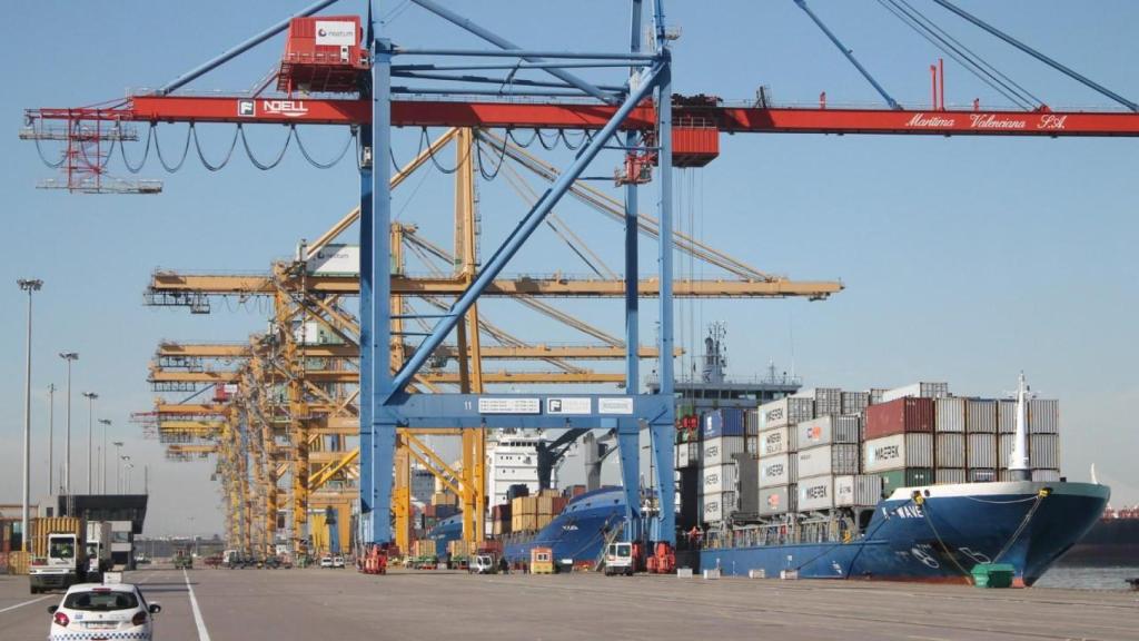 Maniobras de estiba en un muelle portuario. EE