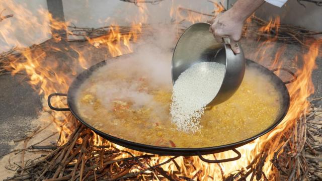 Elaboración de la paella valenciana. GASTRÓNOMA / FERIA VALENCIA