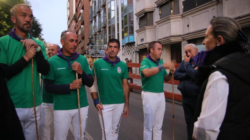 La alcaldesa, Ana Guarinos, ha inspeccionado previamente el recorrido del encierro.