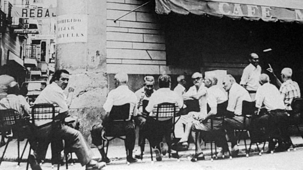 Imagen histórica de vileros en el Café El Mercantil.