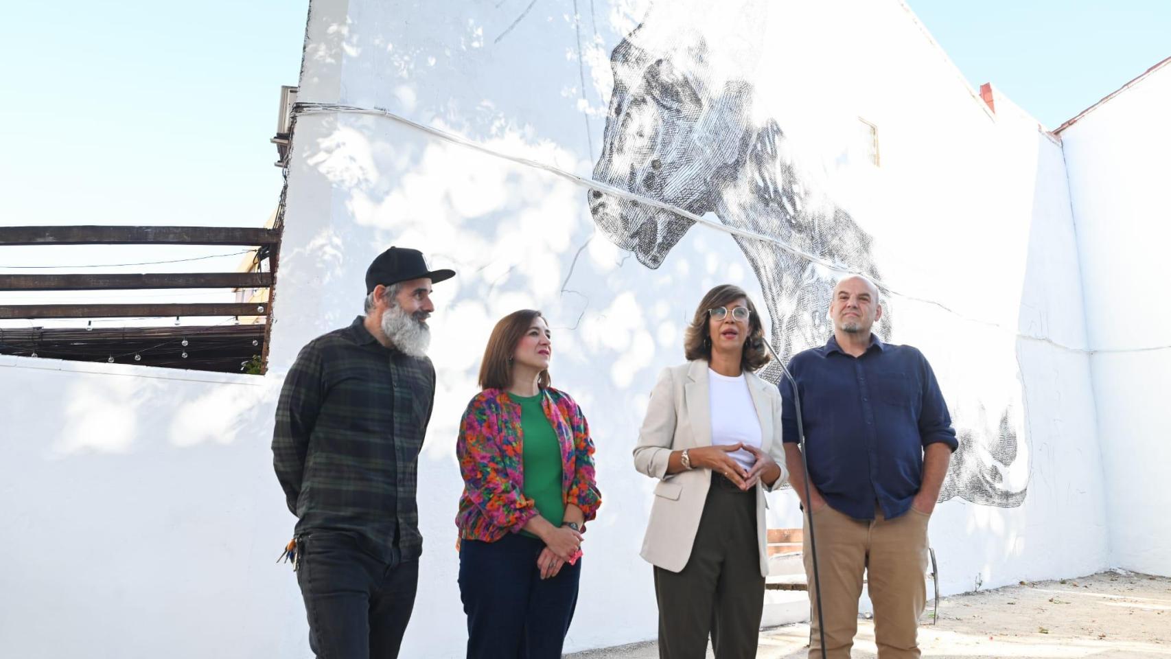 Las consejeras de Cultura y Políticas Sociales, Sara Fernández y Marian Orós  junto a  Luis García, portavoz del Festival.