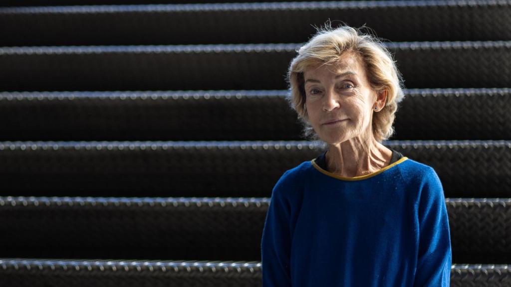 Soledad Sevilla en las escaleras del edificio Nouvel del Museo Reina Sofía