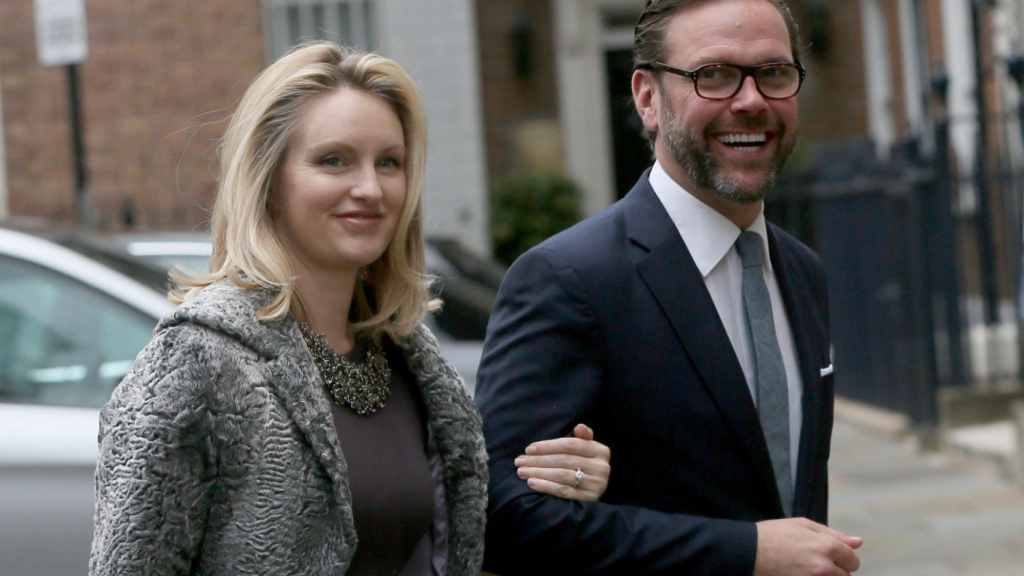 James Murdoch, hijo de Rupert Murdoch, junto a su esposa Kathryn Hufschmid, llegando a la cuarta boda de su padre.