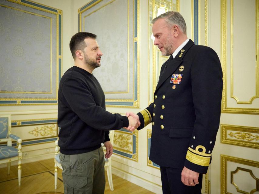 El presidente de Ucrania, Zelenski, se reúne con el presidente del comité militar de la OTAN, el almirante Bauer, en Kiev.