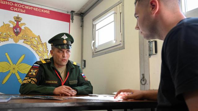 Oficial ruso en un centro de reclutamiento móvil.