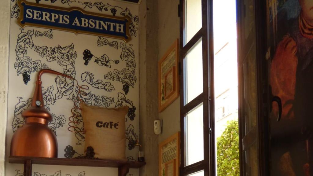 Absenta y café granizado, los ingredientes esenciales del 'nardo vilero en el Café El Mercantil.