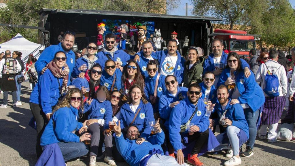 Socios de la peña Pa'Cutio durante las Fiestas de el Pilar 2023.