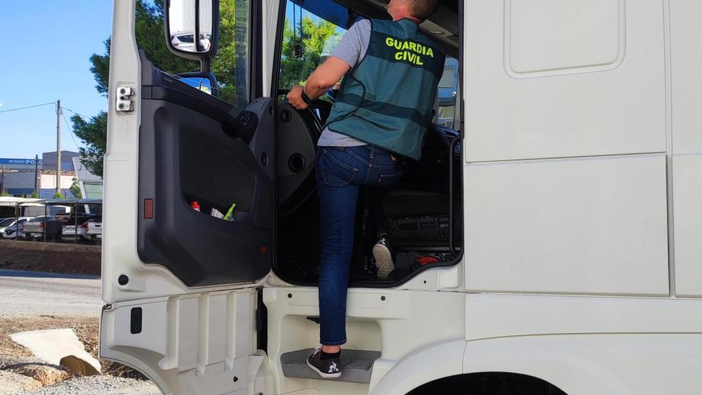 Un agente de la Guardia Civil de Huesca investigando el vehículo.