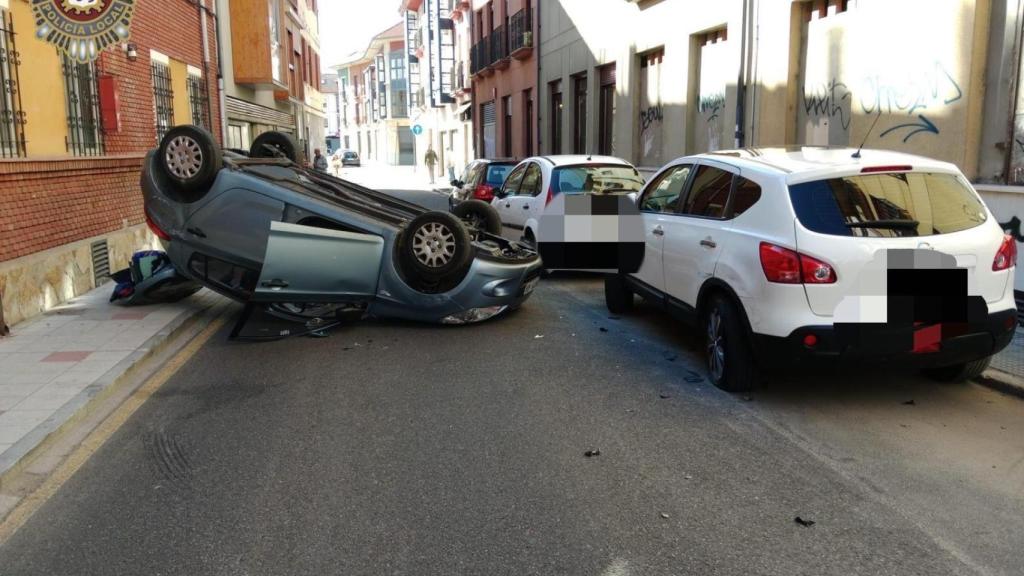 Tremendo vuelco de un coche en una estrecha calle de León