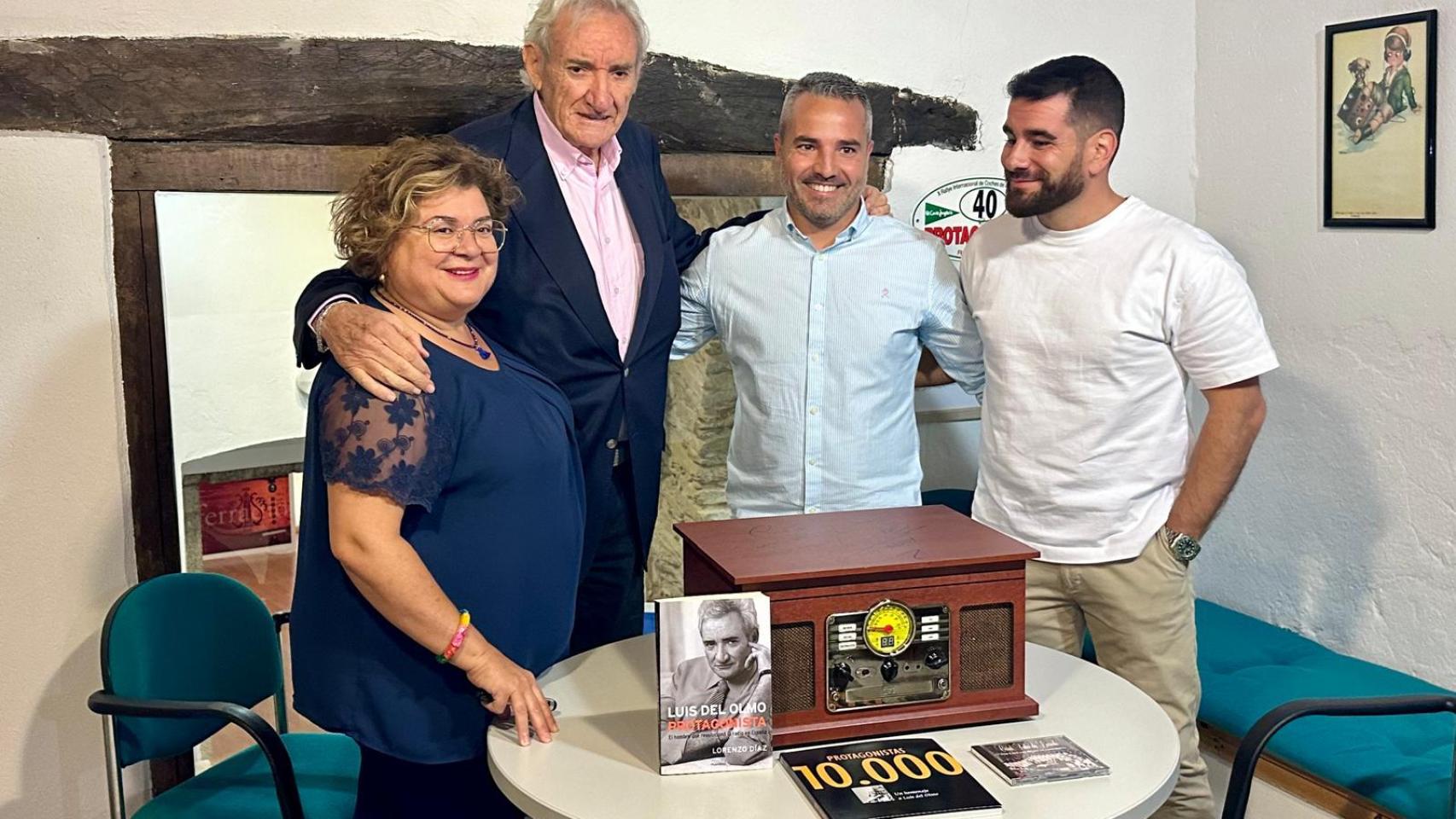 Luis del Olmo junto a los represantes del Ayuntamiento de Ponferrada