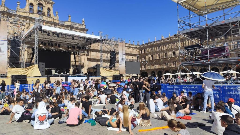 Así está la plaza Mayor de Salamanca esperando al concierto de Omar Montes y quedan varias horas