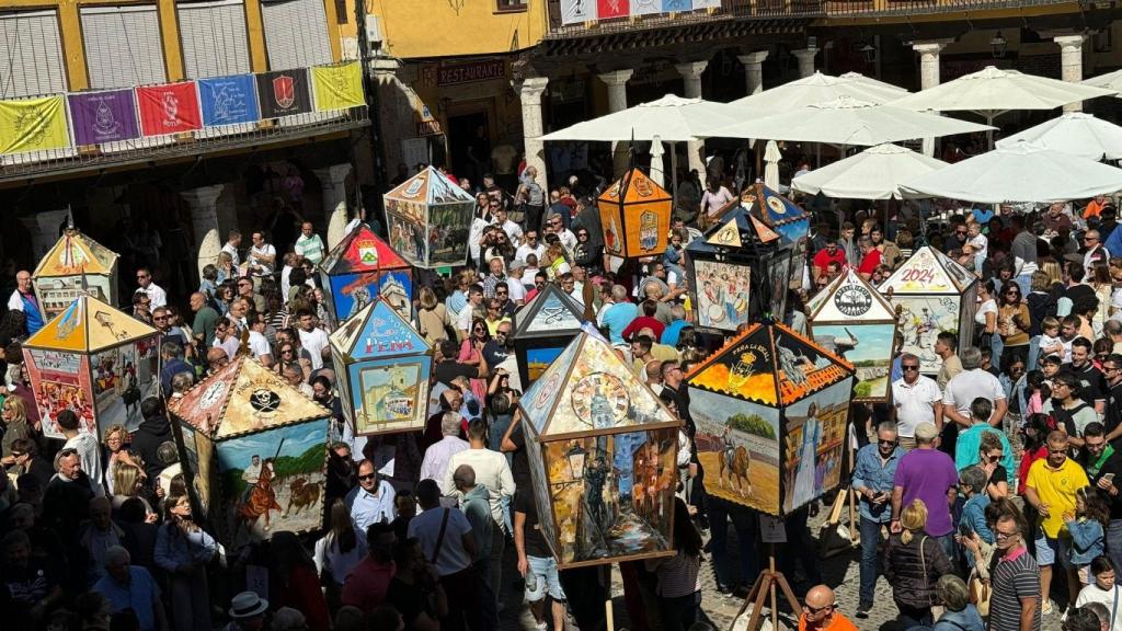 Faroles en la plaza Mayor de Tordesillas, una tradición que se repite cada año y que llena de arte el ágora principal del municipio.