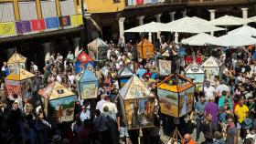 Faroles en la plaza Mayor de Tordesillas, una tradición que se repite cada año y que llena de arte el ágora principal del municipio.