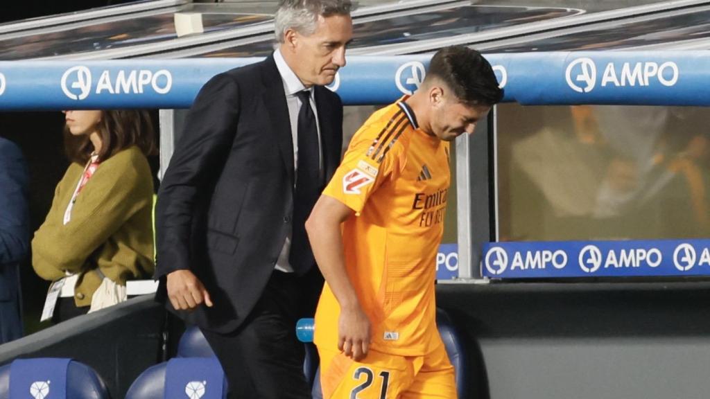 Brahim Díaz se retira lesionado del terreno de juego ante la Real Sociedad.