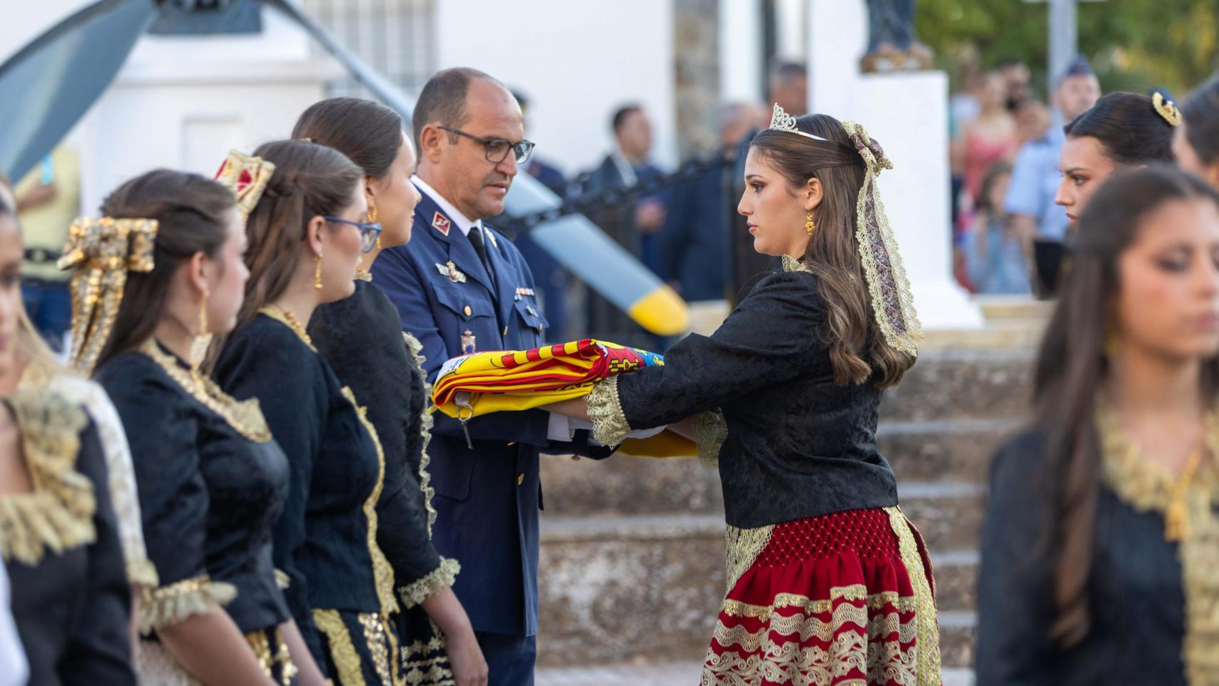 Villatobas, el pueblo de Toledo desde el que el Ejército vigila el cielo: todas las fotos del homenaje a los caídos