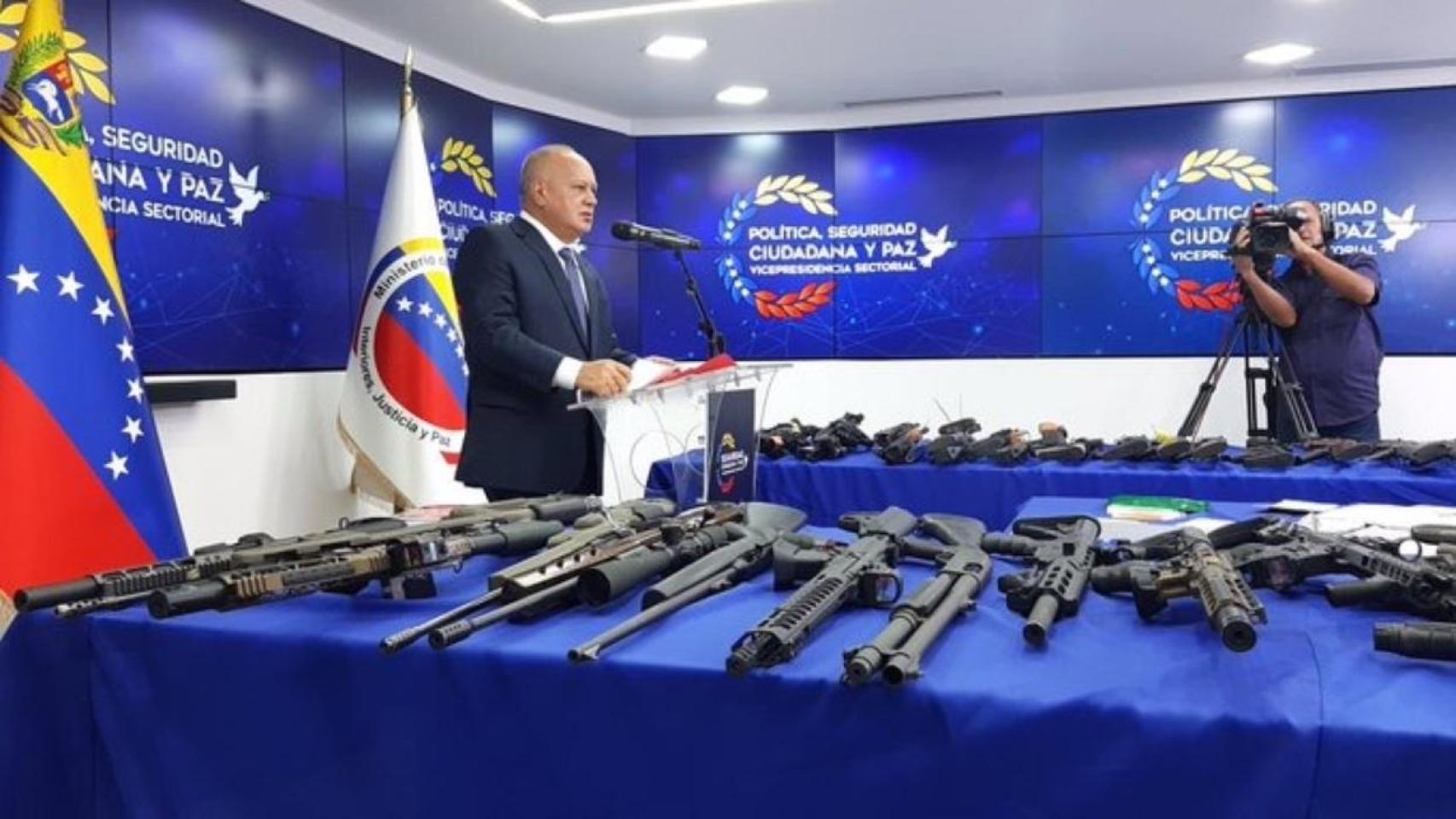 Diosdado Cabello, con las armas incautadas durante la operación.