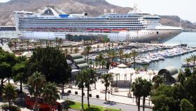 Una imagen de un crucero de lujo atracado en el puerto de Cartagena.