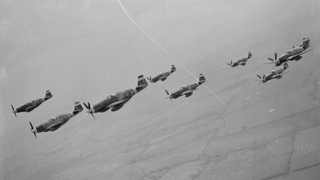 Un escuadrón de cazas estadounidenses Mustang en un ataque sobre Alemania en 1944.