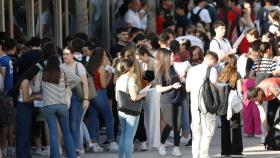 Estudiantes a su llegada al primer día de las pruebas de la Evaluación del Bachillerato